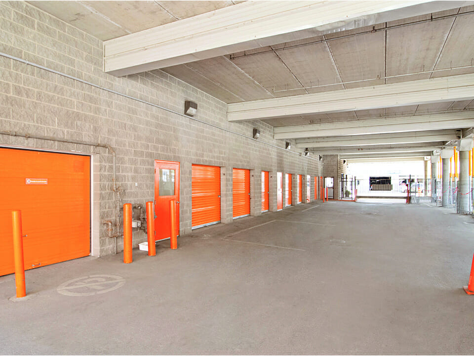 Public Storage Montreal - Rue d'Iberville - Covered bay with drive-up access self-storage units