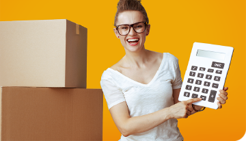 femme souriante tenant une calculatrice surdimensionnée