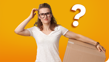 femme tenant une boîte en se grattant la tête et en réfléchissant